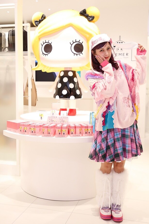 しなこがイーマリーのフィギュアと記念撮影