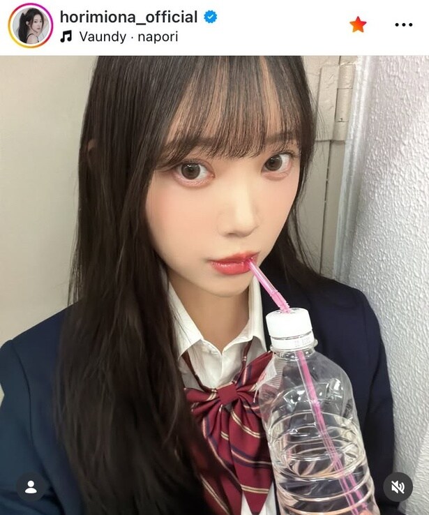【写真】ロングヘアーで夏を待つ…堀未央奈、“女子高校生”制服スタイルの美顔