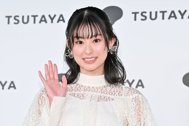 井本彩花、4年ぶりの写真集は“最高傑作”　真冬の沖縄の川で撮影したお気に入りカットは「生死をさまよった」