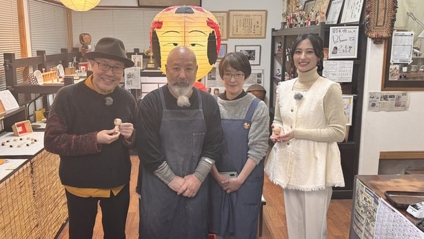 こけしの絵付けに挑戦する久住昌之、奥山かずさ
