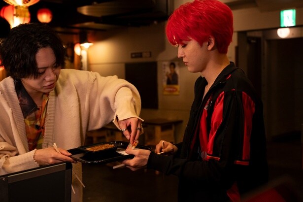 (左から)超特急・ユーキ、佐藤流司