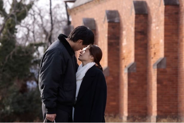 淳一(竹内涼真)と初恋相手の万季子(井上真央)