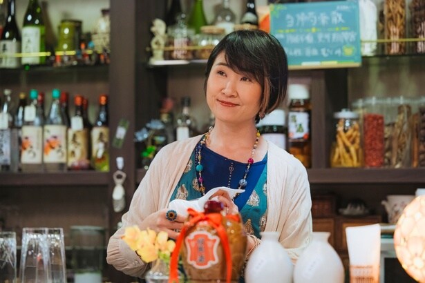 猫背椿演じるスナックのママ・小宮山蘭子