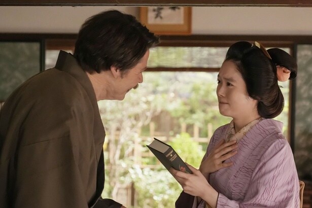 ＜明日のばけばけ＞アメリカから「KWAIDAN(『怪談』)」が届き、高石あかり“トキ”＆トミー・バストウ“ヘブン”は大はしゃぎ