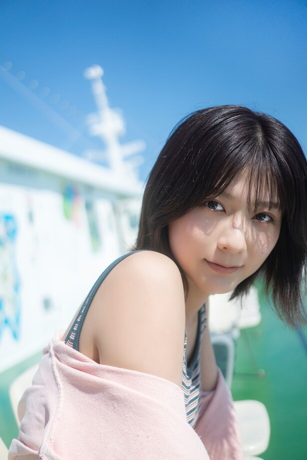 「清水麻璃亜 1st写真集 あしたも隣に」より