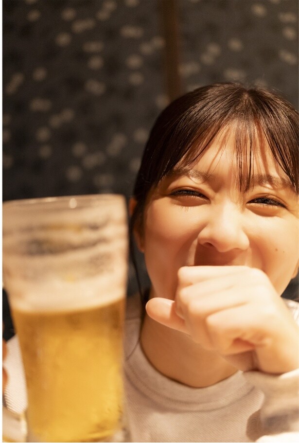 「清水麻璃亜 1st写真集 あしたも隣に」より