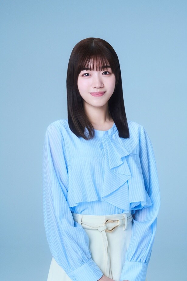 佐々木美玲は真面目に働くヒロイン・花井栞里を演じる
