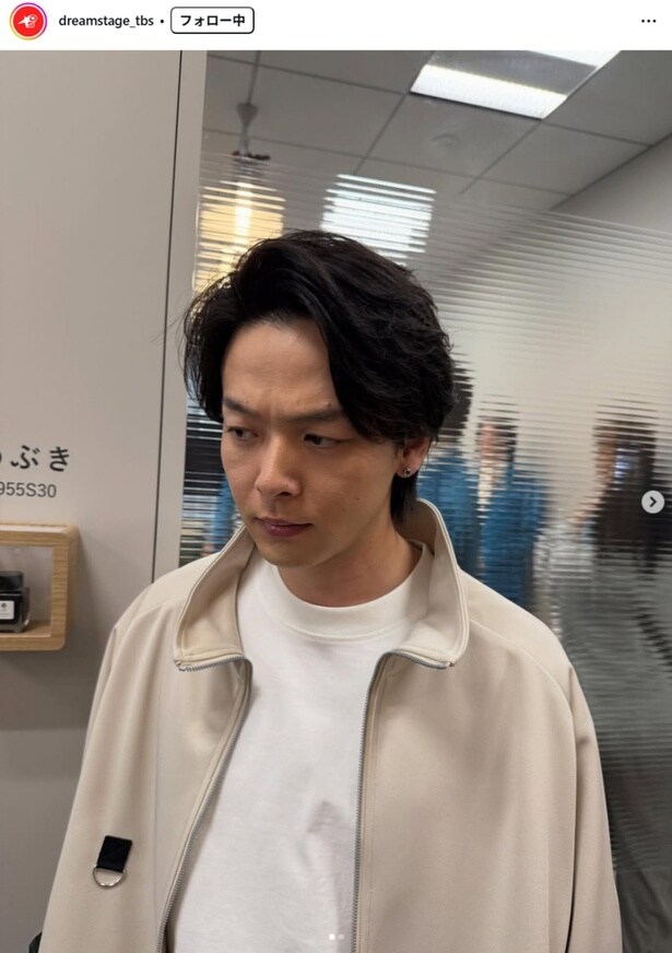 【写真】「貴重な写真ですね」…ピアス姿の中村倫也を捉えたオフショット