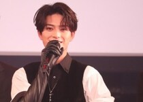 岩瀬洋志の白い衣装を着てハートポーズをする姿に「顔が整いすぎてお人形さんみたい」と反響＜DREAM STAGE＞
