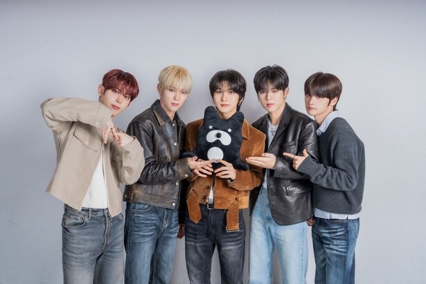 【写真】ABEMAのマスコットを持って笑顔の5人