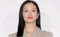 カメラの前で“前のめり”…横田真悠、もふもふ犬をなで満面笑顔に「笑ってる真悠ちゃんみれて幸せ」の声