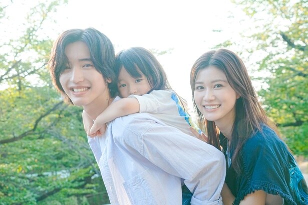道枝駿佑“春人”＆生見愛瑠“綾音”が父親・母親に…子・春歌との家族写真公開に「エモすぎる」の声＜君が最後に遺した歌＞
