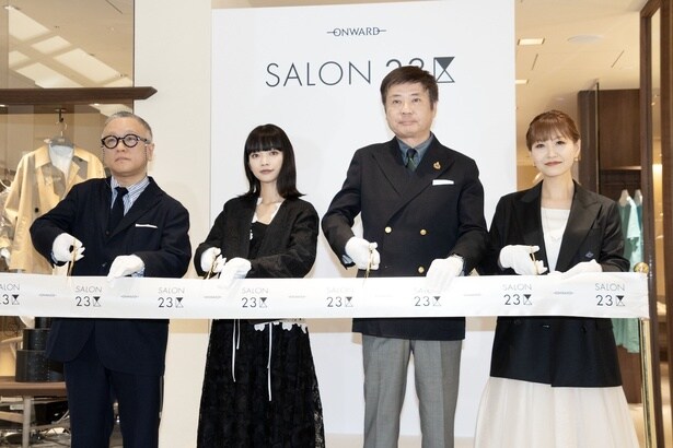 テープカットを行う小林一仁(株式会社オンワード樫山)、見上愛、保元道宣(株式会社オンワードホールディングス)、秋山亜希(株式会社オンワード樫山)(写真左より)