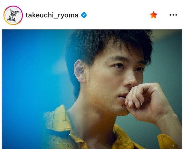 【写真】「よーく考えよー」…竹内涼真、拳を口元に真剣なまなざしで考えている表情