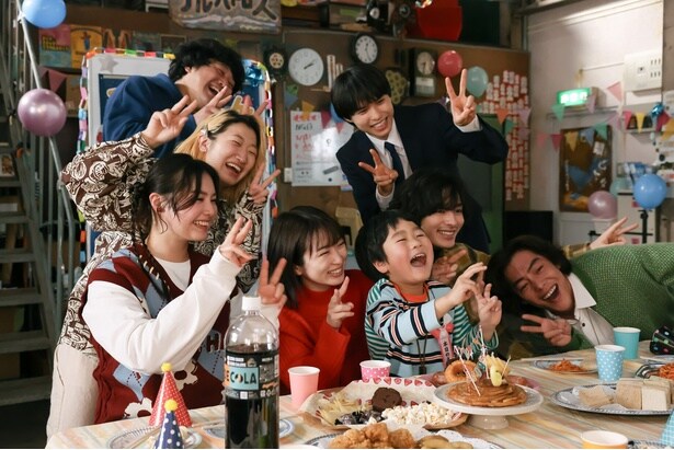 別れが近づく中、この時代に出会った人たちと笑顔で写真に収まる颯太(天野優)