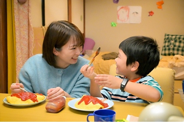 ほとんどが2人のアドリブで展開されたという自宅でオムライスを食べるシーン