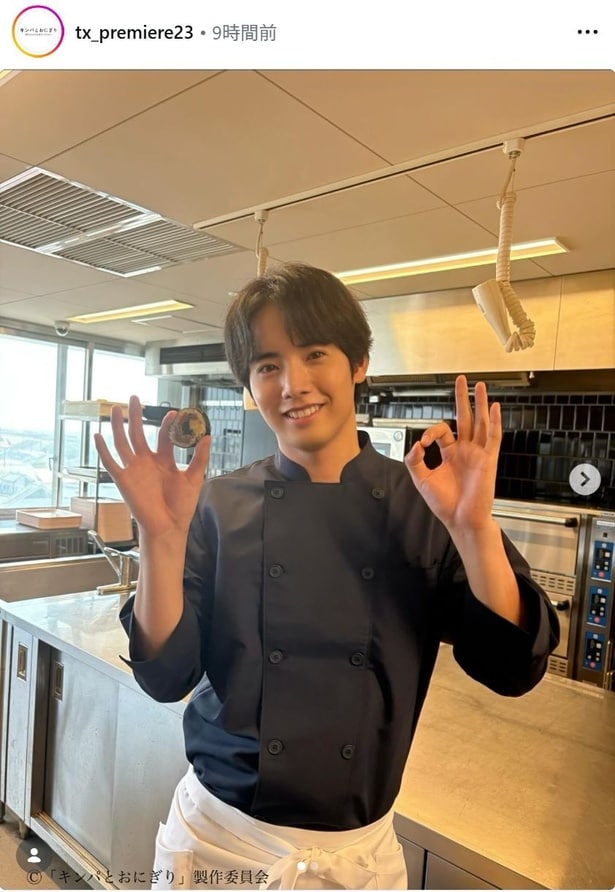 【写真】赤楚衛二、コック姿&キンパ片手にポーズ