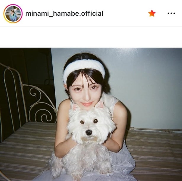 【写真】「かわい過ぎて滅」…浜辺美波、愛犬を“ギュッ”と抱くノースリーブの癒し笑顔姿