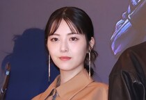 「かわい過ぎて滅」…浜辺美波、愛犬を“ギュッ”と抱くノースリーブの癒し笑顔姿に「笑顔が至宝」の声
