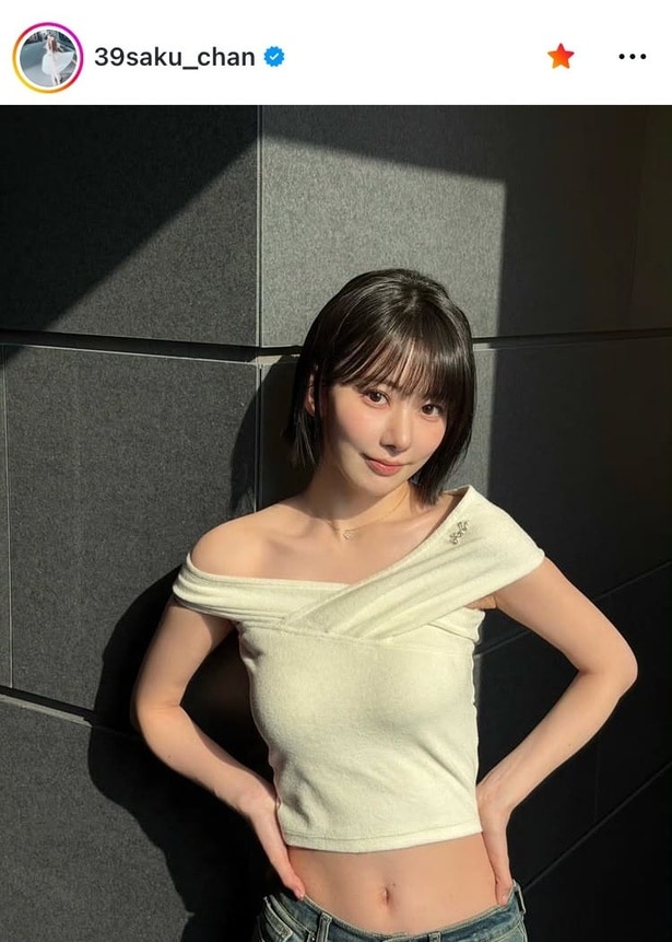 【写真】LE SSERAFIM・SAKURA、へそ出しオフショルトップス姿