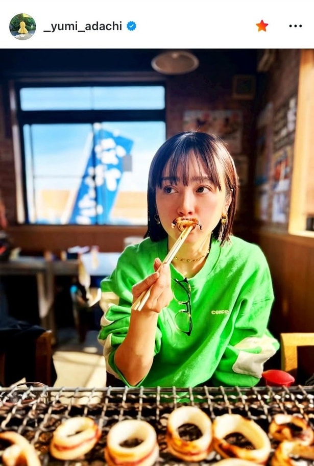 【写真】安達祐実、グリーンパーカーで「イカ焼きを」“豪快ひとくち”姿