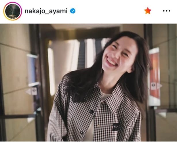 【写真】「笑顔かわいすぎ」…中条あやみ、チェックシャツで前のめり“満開”スマイル