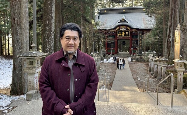 三峯神社を訪れた小手伸也