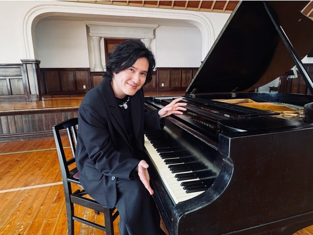 清塚信也が“100歳ピアノ”のある町で“町の曲”を即興で演奏「物語がそこに生まれているというロマンを感じていただきたい」