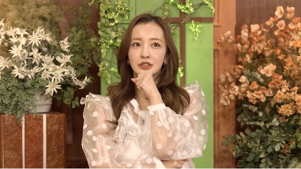 板野友美、家賃200万円に「プレッシャーで病んでる」“土足厳禁”の高級新車も披露＜秘密のママ園2＞