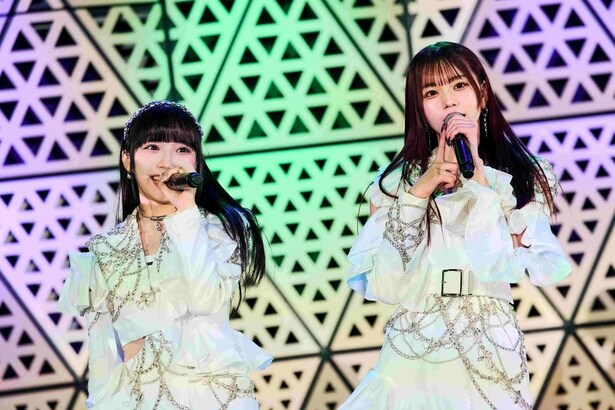 WHITE SCORPION、池袋フリーライブ初日で新曲「7秒のレジスタンス」＆漆黒の新衣装をまとうアー写も初公開