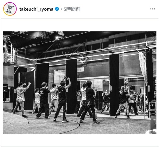 【写真】竹内涼真、稽古中のモノクロショット