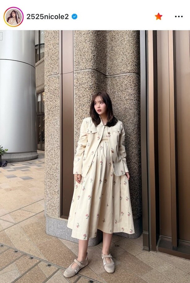 【写真】“お散歩バレリーナ”…藤田ニコル、花柄ワンピ×スニーカリーナの姿