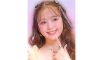 “お散歩バレリーナ”…藤田ニコル、花柄ワンピ×スニーカリーナの姿に「髪の毛切ってる　かわいい」の声