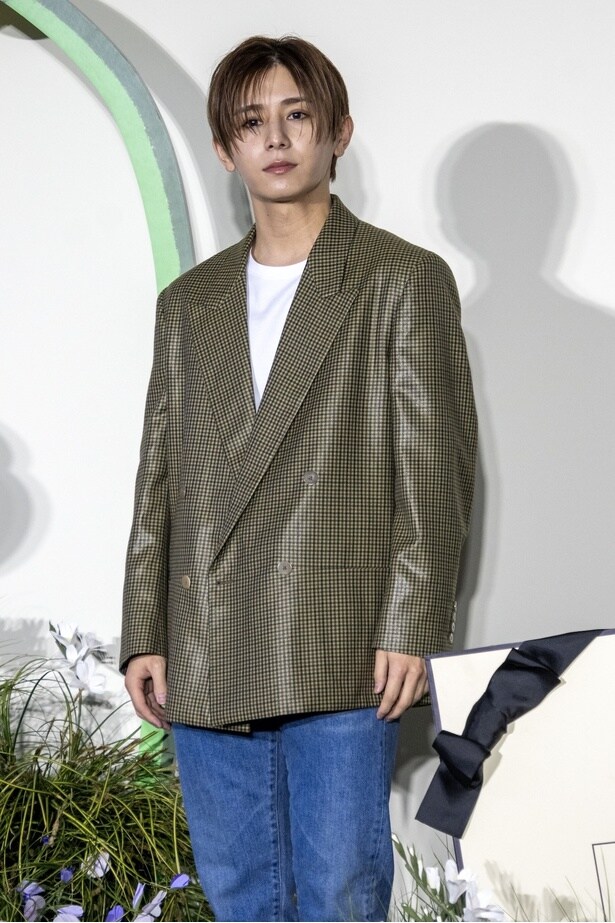 光沢のあるチェック柄ジャケットとデニムのコーデでフォトコールに登場した山田涼介