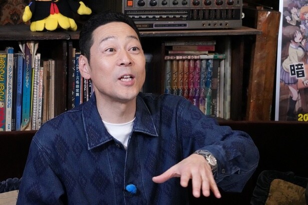 作品プロデューサーに質問を投げかける東野幸治