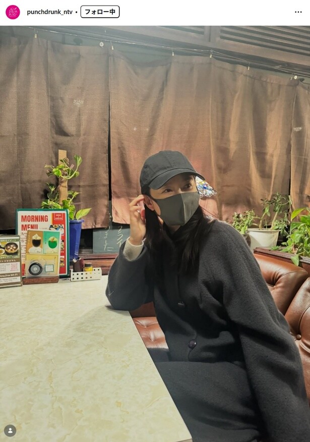【写真】黒帽子＆黒マスク＆黒コート、“変装コーデ”が逆に目立ってしまう篠原涼子
