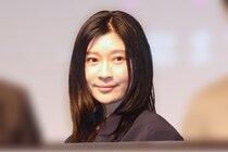 篠原涼子、“全身ブラックコーデ”で変装するオフショットに「カッコかわいい」の声＜パンチドランク・ウーマン＞