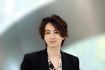 団長安田＆カルマ、撮影現場で仲良しな2人のオフショットに「このコンビ大好き」と反響の声続々＜パンチドランク・ウーマン＞
