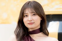 “照れ”にっこりポーズが尊い…吉川愛、恋する女の子のような隠れ顔ポーズに「見惚れてしまいます」の声