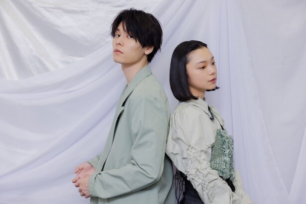 【写真】萩原利久×古川琴音、背中合わせの2ショット(ほか、撮りおろし8枚)