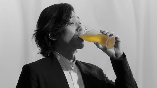 オダギリジョーがプレミアムな花輪クンを演じる「ザ・プレミアム・モルツ」の新TV-CM「プレモル子ちゃん・味も一新」篇(15秒)