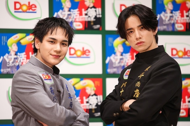 JO1の豆原一成(写真左)と佐藤景瑚が「Doleバナナ番長 season2 -甘いぜ！だけじゃない!? バナナ番長ライバル登場編-」お披露目イベントに登壇
