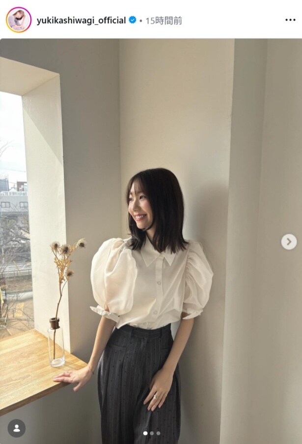 【写真】柏木由紀、白い歯を見せて笑う透明感溢れる“大人かわいい”オフショット