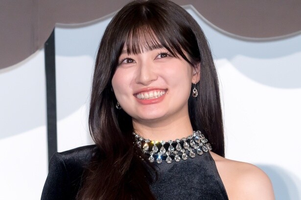 大胆なブラックドレスで登場した吉川愛