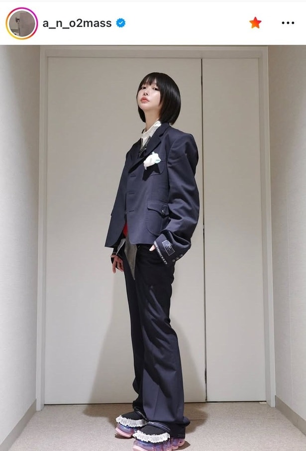 【写真】“制服セットアップ”が刺さりすぎ…あの、ボーイッシュなヒロインのような姿