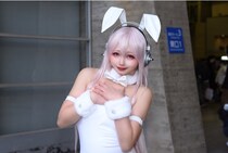 純白バニースーツの“すーぱーそに子”コスプレイヤー「ストッキングの網目をきれいに見せたい」＜ワンフェス2026[冬]＞