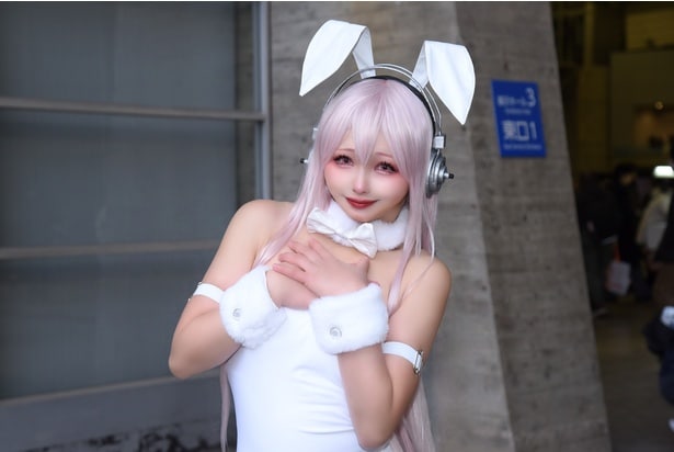 純白バニースーツの“すーぱーそに子”コスプレイヤー「ストッキングの網目をきれいに見せたい」＜ワンフェス2026[冬]＞