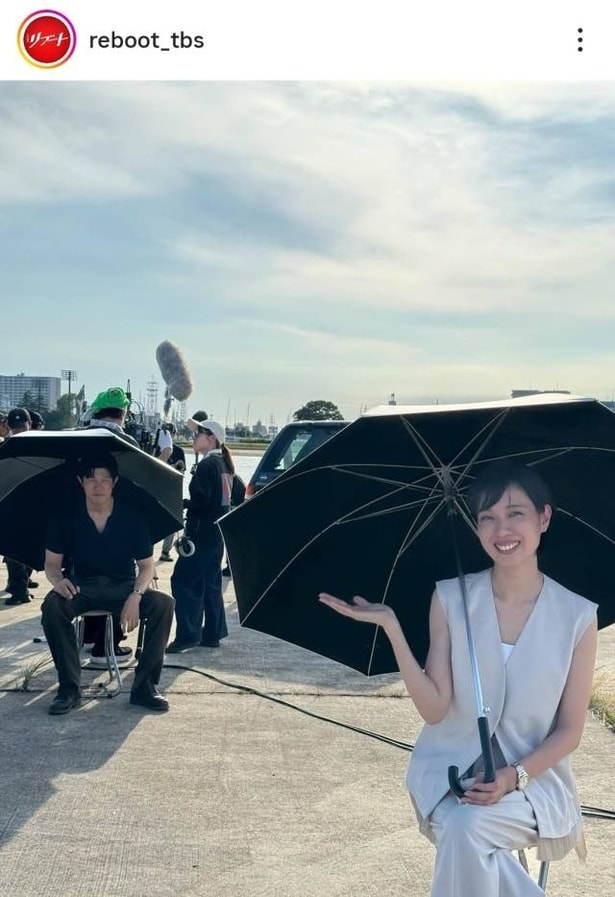 【写真】戸田恵梨香&鈴木亮平、2人で日傘を差す仲良しショット