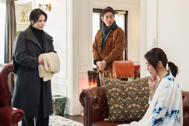 氷室(小泉孝太郎)と田丸(美村里江)は、学習塾社長・榛名(升毅)の妻である真由子(青山倫子)の元へ
