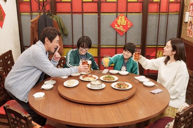 氷室(小泉孝太郎)は田丸(美村里江)、舞(筧美和子)らと中華料理店で乾杯